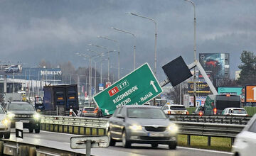 FOTO: Na R1 v Bystrici havaroval kamión, úsek je neprejazdný