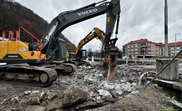 FOTO: Most ponad rieku Hron pri malej železničnej stanici v Bystrici začali búrať