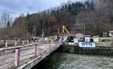 FOTO: Most ponad rieku Hron pri malej železničnej stanici v Bystrici začali búrať