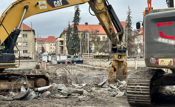 FOTO: Most ponad rieku Hron pri malej železničnej stanici v Bystrici začali búrať