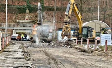 FOTO: Most ponad rieku Hron pri malej železničnej stanici v Bystrici začali búrať