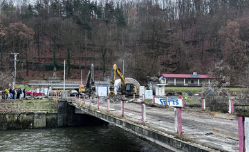 FOTO: Most ponad rieku Hron pri malej železničnej stanici v Bystrici začali búrať