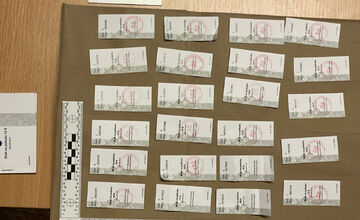 FOTO: V Bystrici zadržali policajtov, pokutovali vodičov a peniaze si nechávali