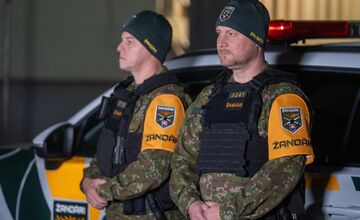 FOTO: Do ulíc vyrazili prví žandári