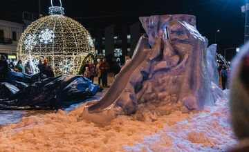FOTO: Brezno sa premení na Ľadové mestečko