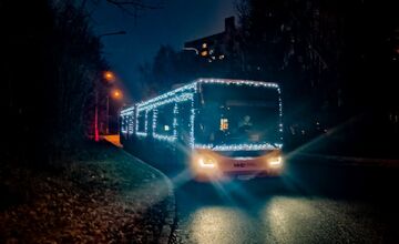 FOTO: Vianočný autobus teší Bystričanov