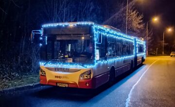 FOTO: Vianočný autobus teší Bystričanov