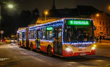 FOTO: Vianočný autobus teší Bystričanov
