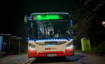 FOTO: Vianočný autobus teší Bystričanov
