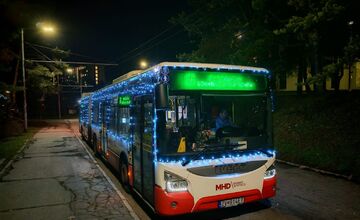 FOTO: Vianočný autobus teší Bystričanov