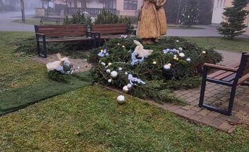 FOTO: Zničená vianočná výzdoba v Očovej