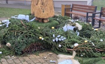 FOTO: Zničená vianočná výzdoba v Očovej