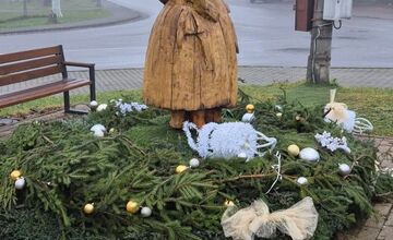 FOTO: Zničená vianočná výzdoba v Očovej