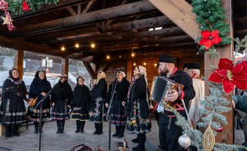 FOTO: Pastieri, betlehemy a koledy. Lom nad Rimavicou ožil starými vianočnými hrami