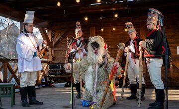 FOTO: Pastieri, betlehemy a koledy. Lom nad Rimavicou ožil starými vianočnými hrami