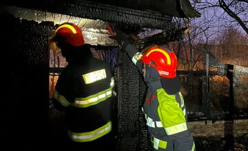 FOTO: Hasiči zasahovali pri požiari chatrče v Sásovej