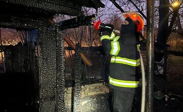 FOTO: Hasiči zasahovali pri požiari chatrče v Sásovej