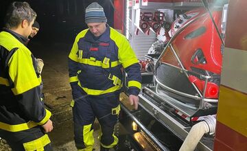 FOTO: Hasiči zasahovali pri požiari chatrče v Sásovej