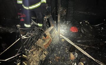 FOTO: Hasiči zasahovali pri požiari chatrče v Sásovej