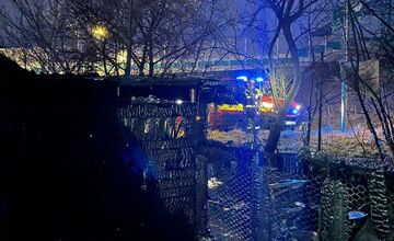 FOTO: Hasiči zasahovali pri požiari chatrče v Sásovej