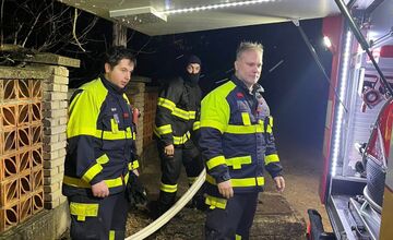 FOTO: Hasiči zasahovali pri požiari chatrče v Sásovej