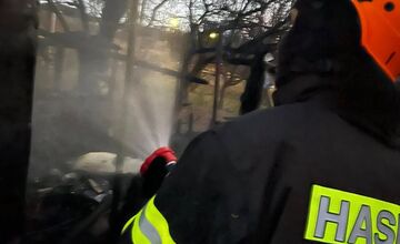 FOTO: Hasiči zasahovali pri požiari chatrče v Sásovej