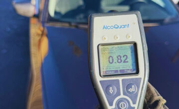 FOTO: Bystrickí policajti chytili 48-ročného vodiča pod vplyvom drog, v aute viezol aj dieťa