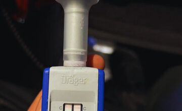 FOTO: Bystrickí policajti chytili 48-ročného vodiča pod vplyvom drog, v aute viezol aj dieťa