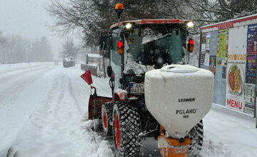 FOTO: Pracovníci čistia zasnežený Zvolen, ľudia môžu lokality hlásiť na dispečing