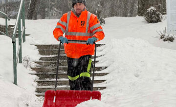 FOTO: Pracovníci čistia zasnežený Zvolen, ľudia môžu lokality hlásiť na dispečing