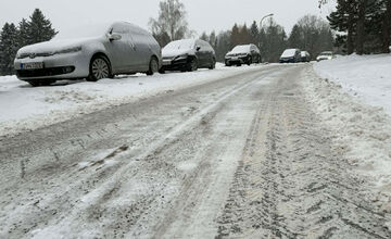 FOTO: Pracovníci čistia zasnežený Zvolen, ľudia môžu lokality hlásiť na dispečing