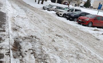 FOTO: Neodhrnuté parkovacie miesta vo Zvolene