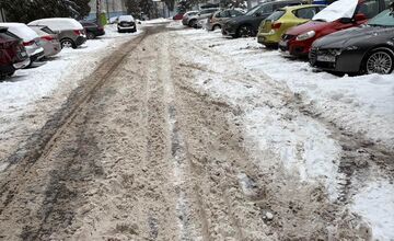 FOTO: Neodhrnuté parkovacie miesta vo Zvolene