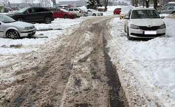 FOTO: Neodhrnuté parkovacie miesta vo Zvolene