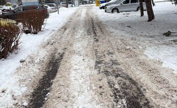 FOTO: Neodhrnuté parkovacie miesta vo Zvolene