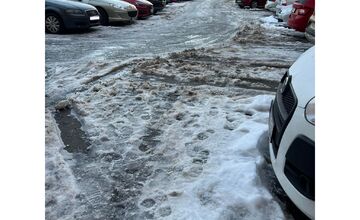 FOTO: Neodhrnuté parkovacie miesta vo Zvolene