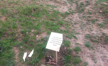 FOTO: Vandali poškodili neskolaudovaný atletický ovál na Zlatom potoku