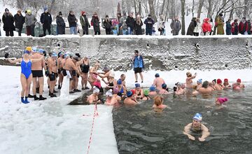 FOTO: Tajch Klinger zaplnili otužilci