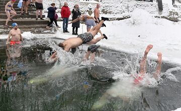 FOTO: Tajch Klinger zaplnili otužilci