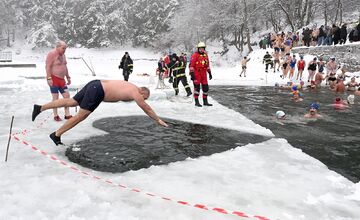 FOTO: Tajch Klinger zaplnili otužilci