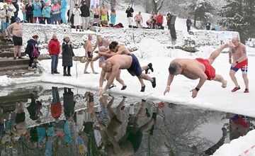 FOTO: Tajch Klinger zaplnili otužilci
