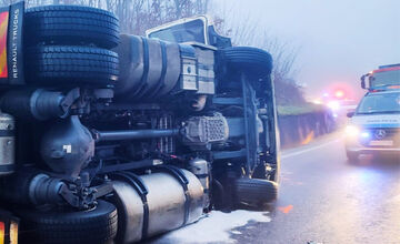 FOTO: Pri Pincinej sa zrazilo auto s kamiónom
