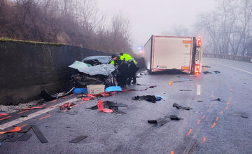 FOTO: Pri Pincinej sa zrazilo auto s kamiónom