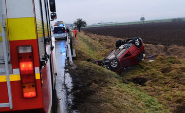 FOTO: Vodič pri Zvolene skončil s vozidlom na streche, po nehode nafúkal