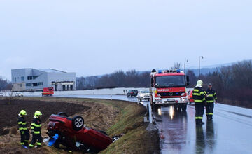 FOTO: Vodič pri Zvolene skončil s vozidlom na streche, po nehode nafúkal