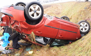 FOTO: Vodič pri Zvolene skončil s vozidlom na streche, po nehode nafúkal