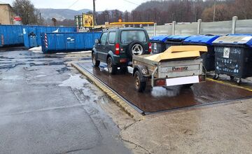 FOTO: Matrace skončili vyhodené v prírode