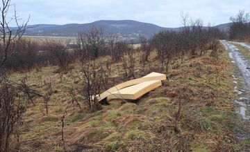 FOTO: Matrace skončili vyhodené v prírode