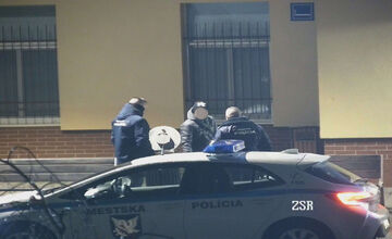 FOTO: Muž v Lučenci vyberal spiacej žene na lavičke z kabelky osobné veci