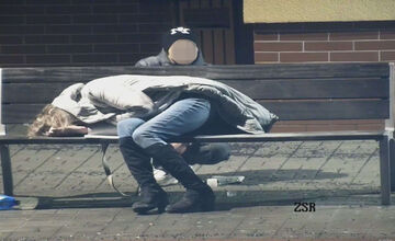 FOTO: Muž v Lučenci vyberal spiacej žene na lavičke z kabelky osobné veci